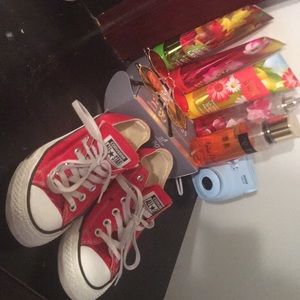 Red all star converse.